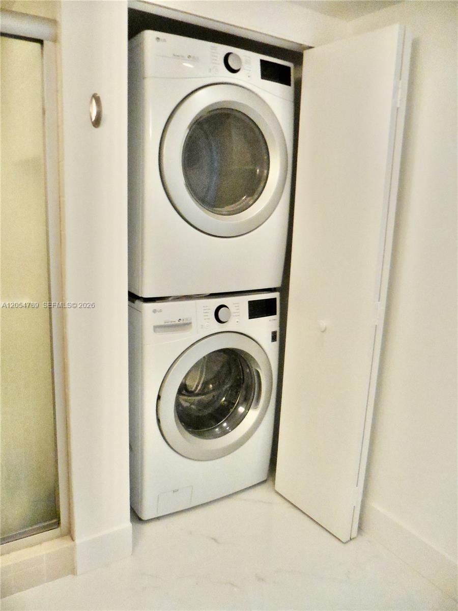 Ver detalles 2308 2 / 2 1230 sq. ft. $ 2026-07-16 0 foto