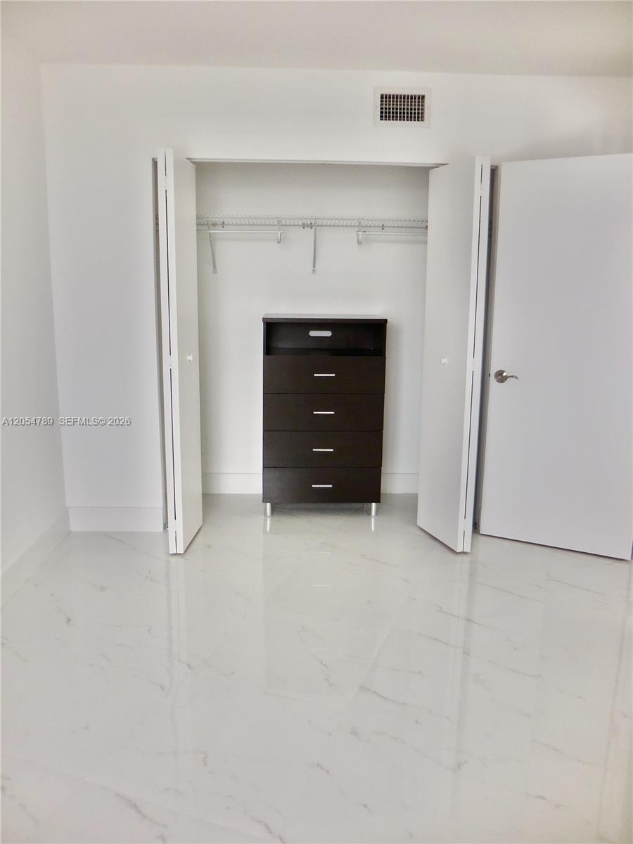 Ver detalles 2308 2 / 2 1230 sq. ft. $ 2026-07-16 0 foto