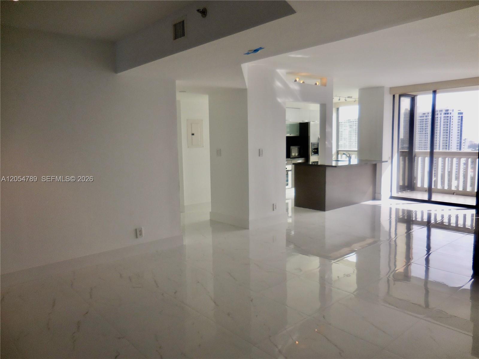 Ver detalles 2308 2 / 2 1230 sq. ft. $ 2026-07-16 0 foto
