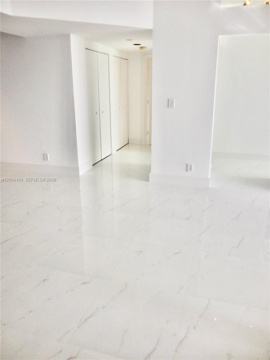 Ver detalles 2308 2 / 2 1230 sq. ft. $ 2026-07-16 0 foto