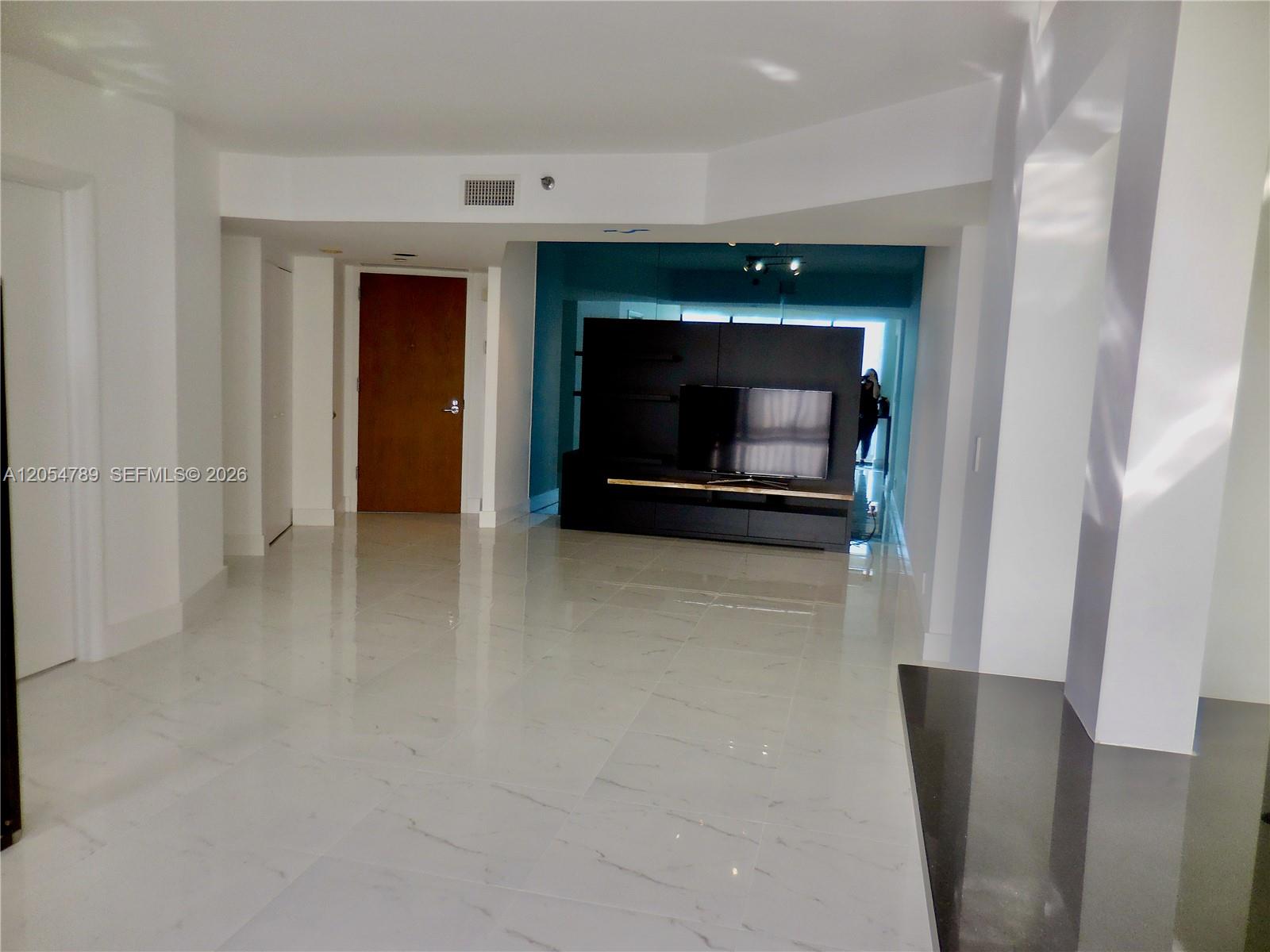 Ver detalles 2308 2 / 2 1230 sq. ft. $ 2026-07-16 0 foto