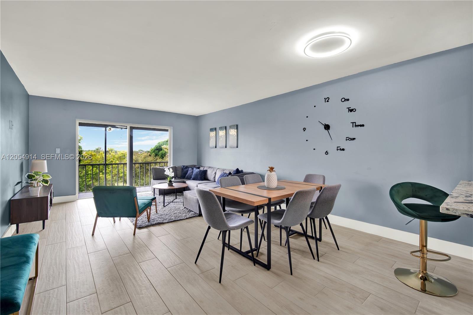 Ver detalles 414 2 / 2 992 sq. ft. $ 2026-07-16 0 foto
