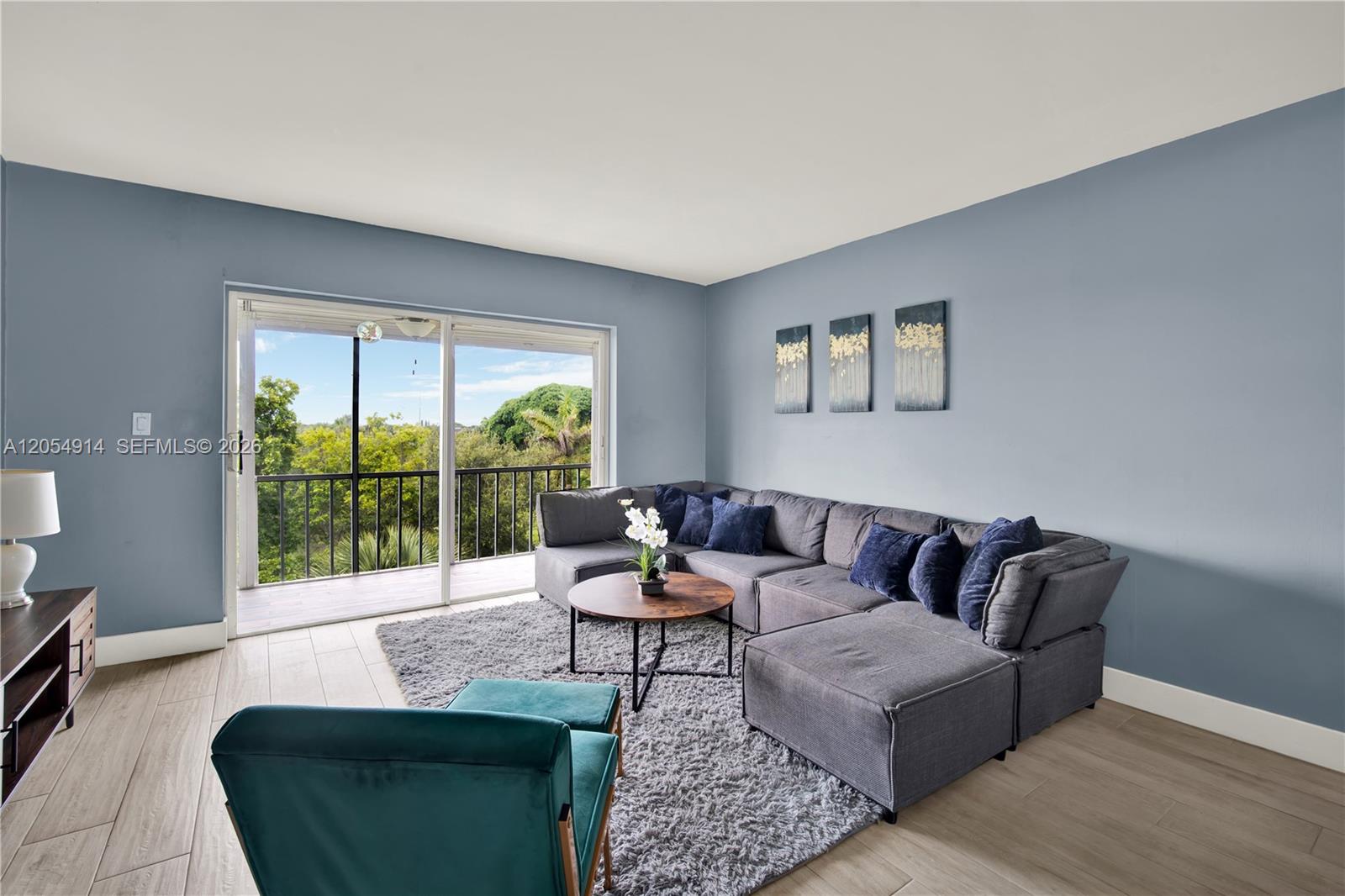 Ver detalles 414 2 / 2 992 sq. ft. $ 2026-07-16 0 foto