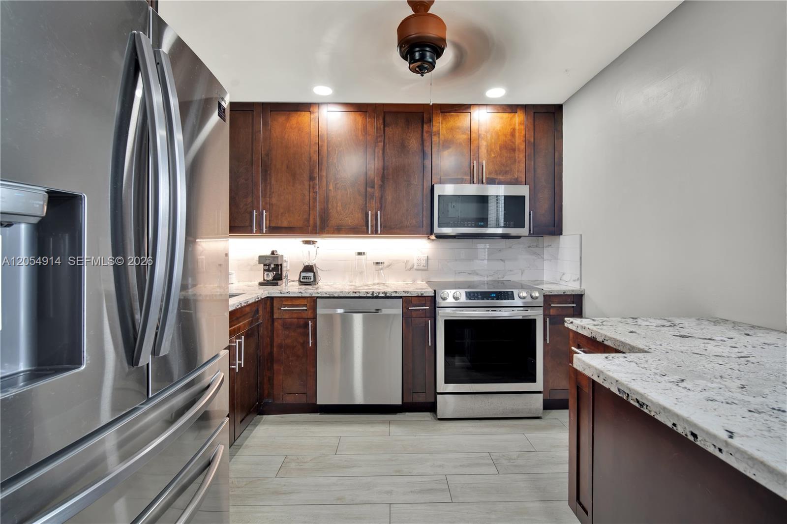 Ver detalles 414 2 / 2 992 sq. ft. $ 2026-07-16 0 foto