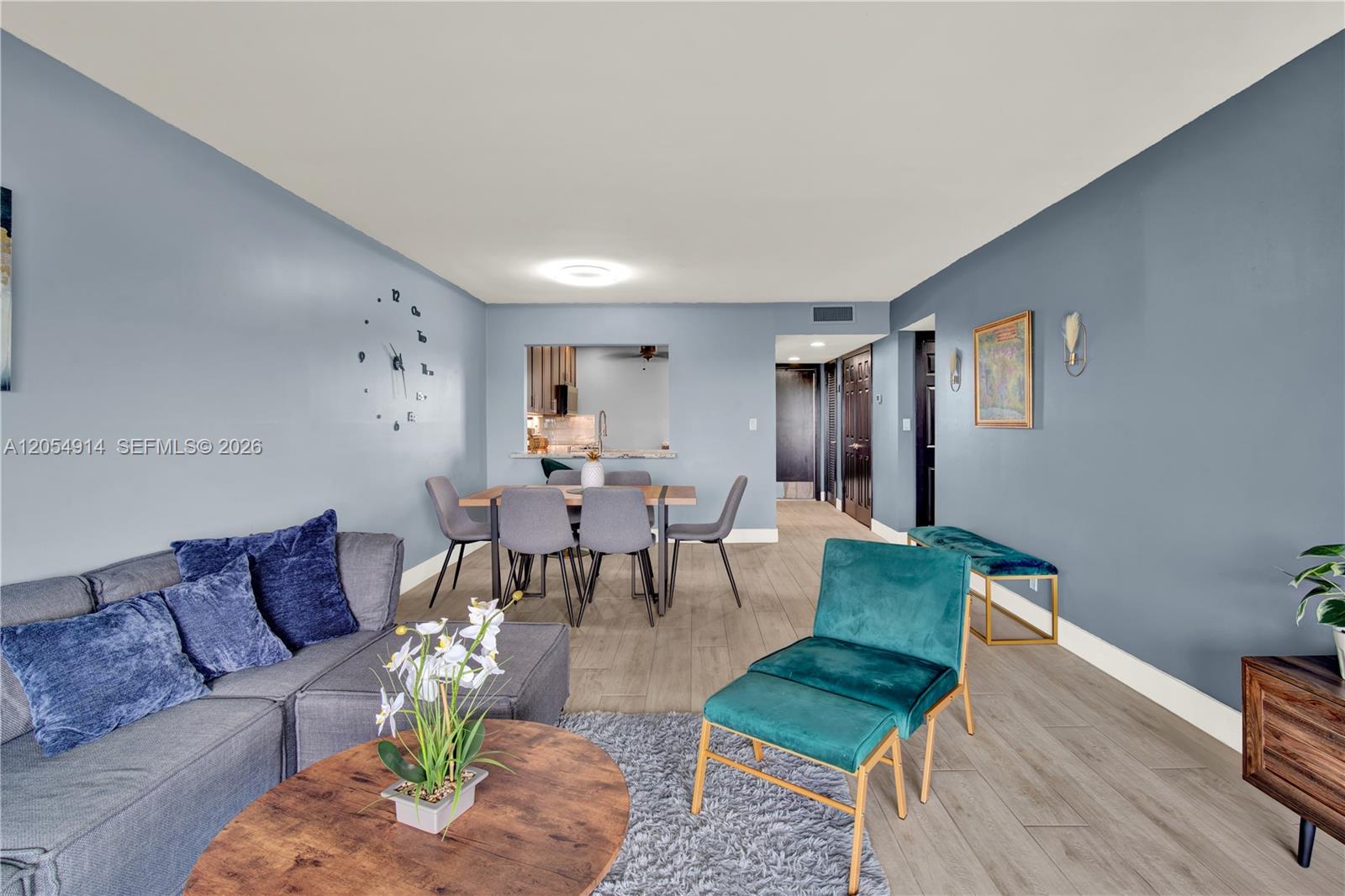 Ver detalles 414 2 / 2 992 sq. ft. $ 2026-07-16 0 foto