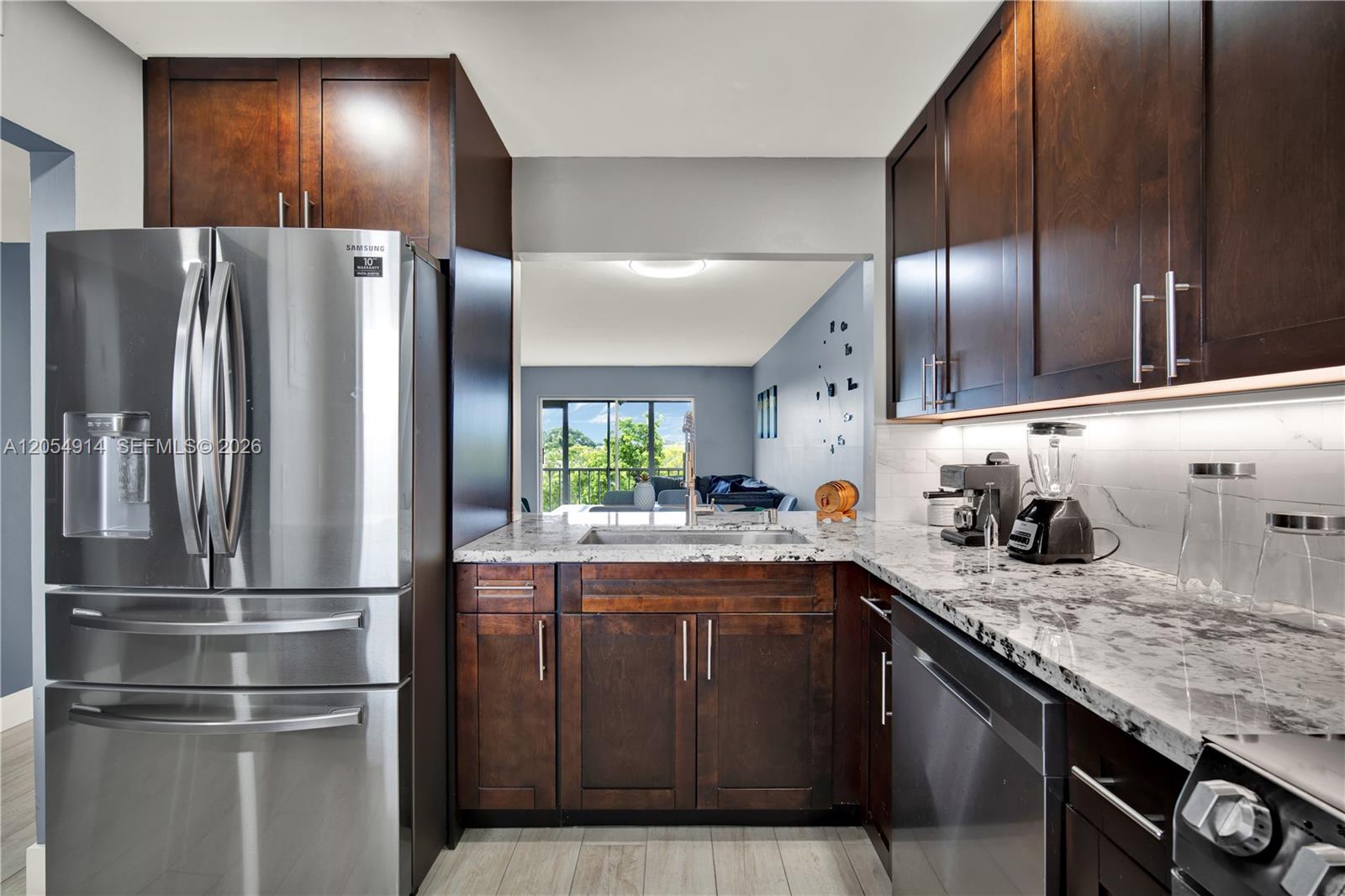 Ver detalles 414 2 / 2 992 sq. ft. $ 2026-07-16 0 foto
