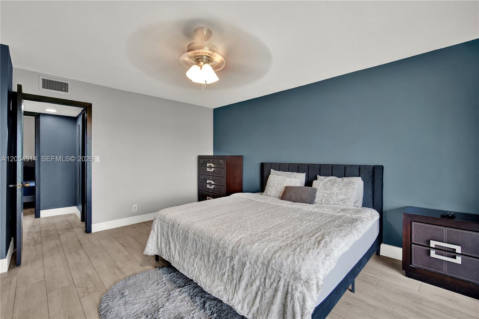 Ver detalles 414 2 / 2 992 sq. ft. $ 2026-07-16 0 foto
