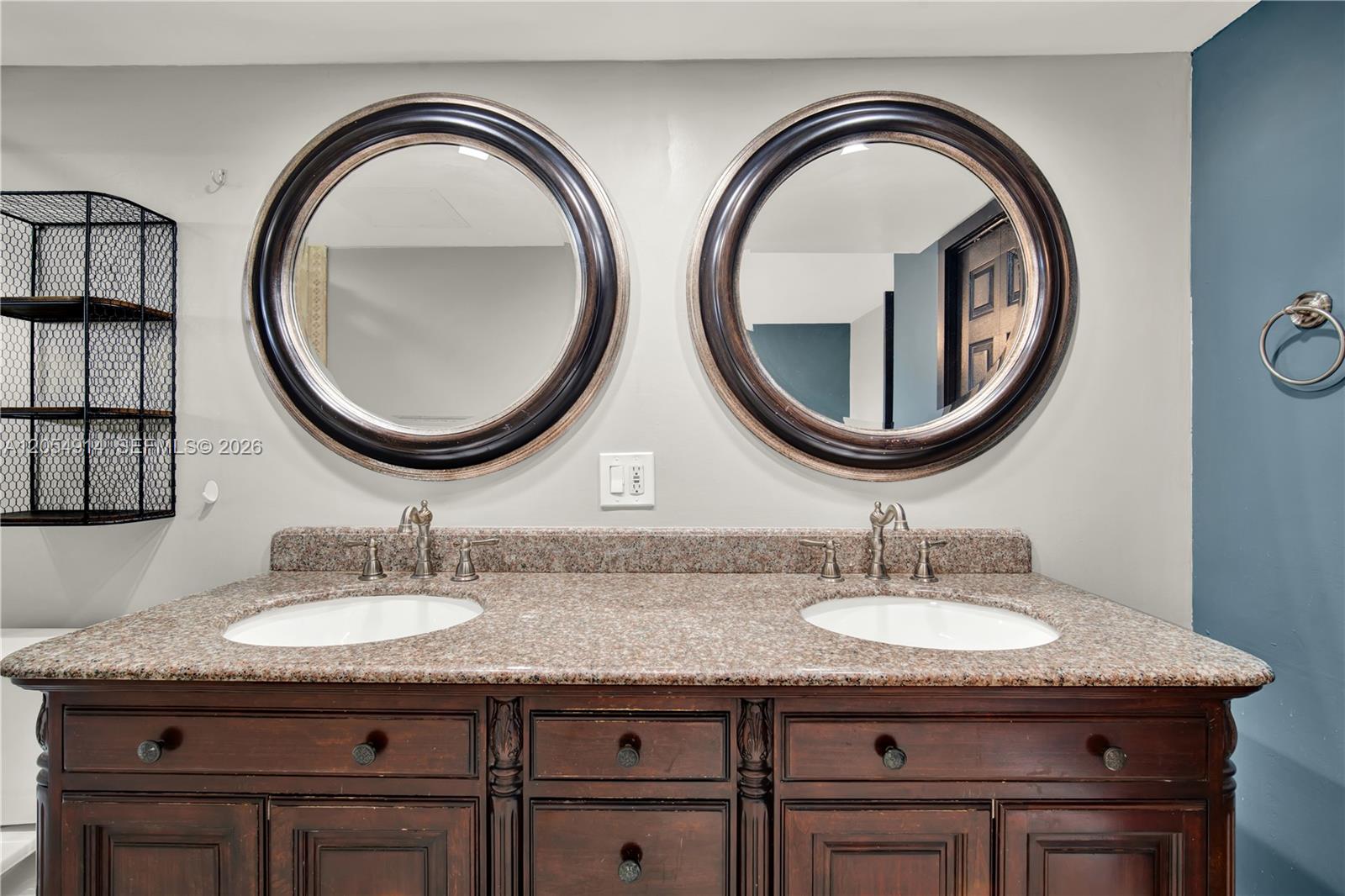 Ver detalles 414 2 / 2 992 sq. ft. $ 2026-07-16 0 foto