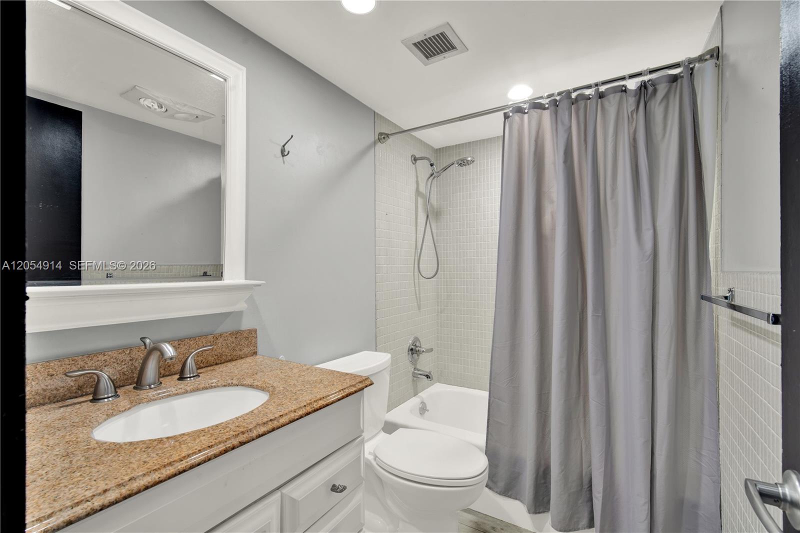 Ver detalles 414 2 / 2 992 sq. ft. $ 2026-07-16 0 foto