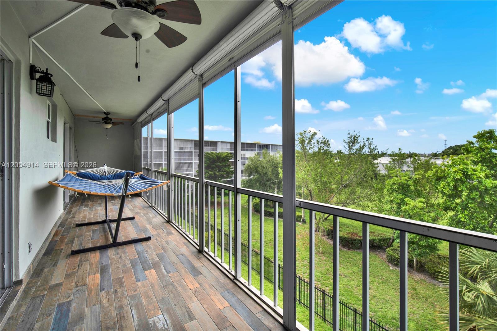 Ver detalles 414 2 / 2 992 sq. ft. $ 2026-07-16 0 foto