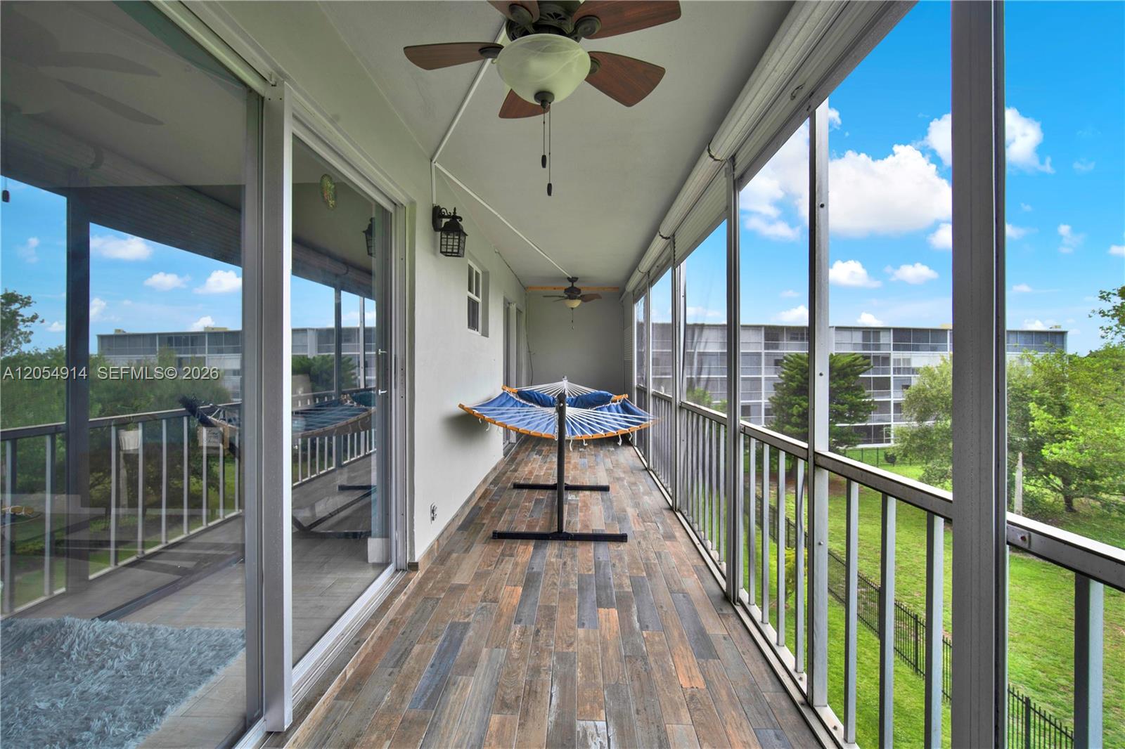 Ver detalles 414 2 / 2 992 sq. ft. $ 2026-07-16 0 foto
