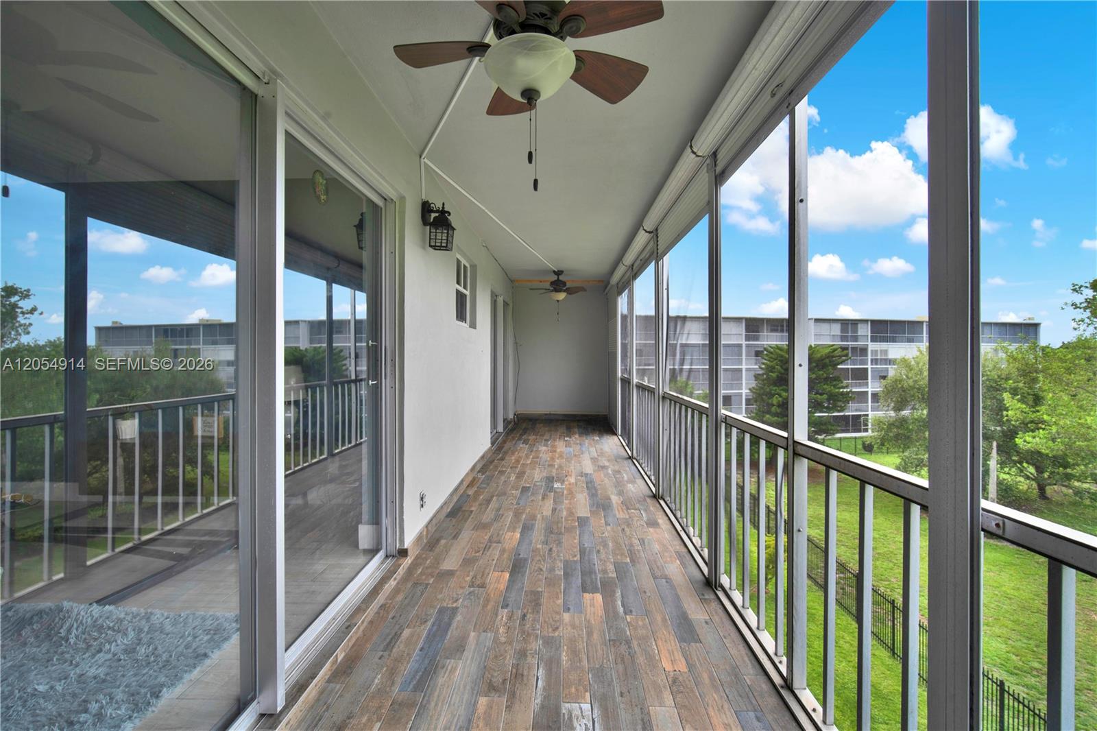 Ver detalles 414 2 / 2 992 sq. ft. $ 2026-07-16 0 foto