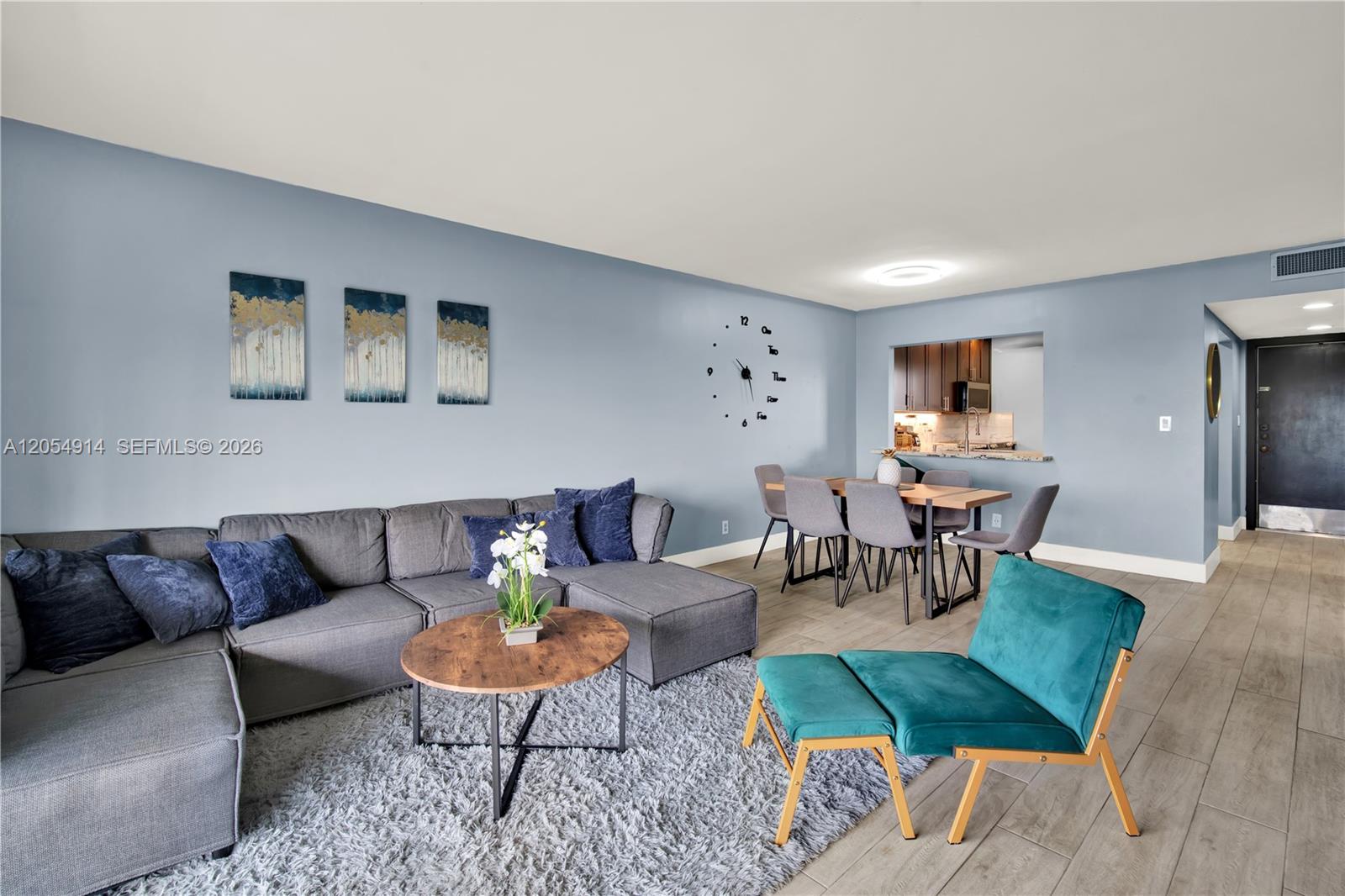 Ver detalles 414 2 / 2 992 sq. ft. $ 2026-07-16 0 foto