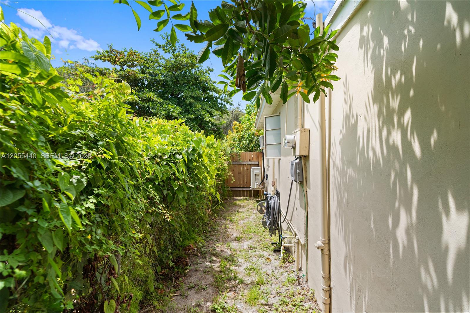 See details 6109 3 / 1 1016 sq. ft. $ 2026-10-06 0 Photo