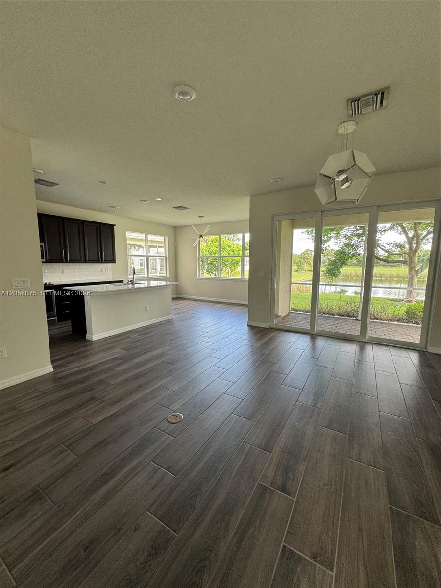 4729 3 / 3 2183 sq. ft. $ 2026-07-26 0 foto