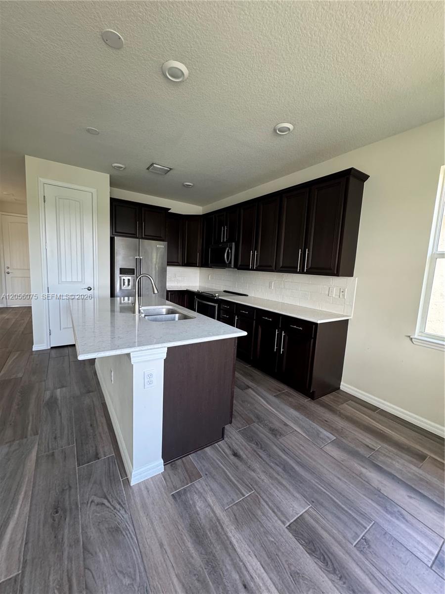 4729 3 / 3 2183 sq. ft. $ 2026-07-26 0 foto