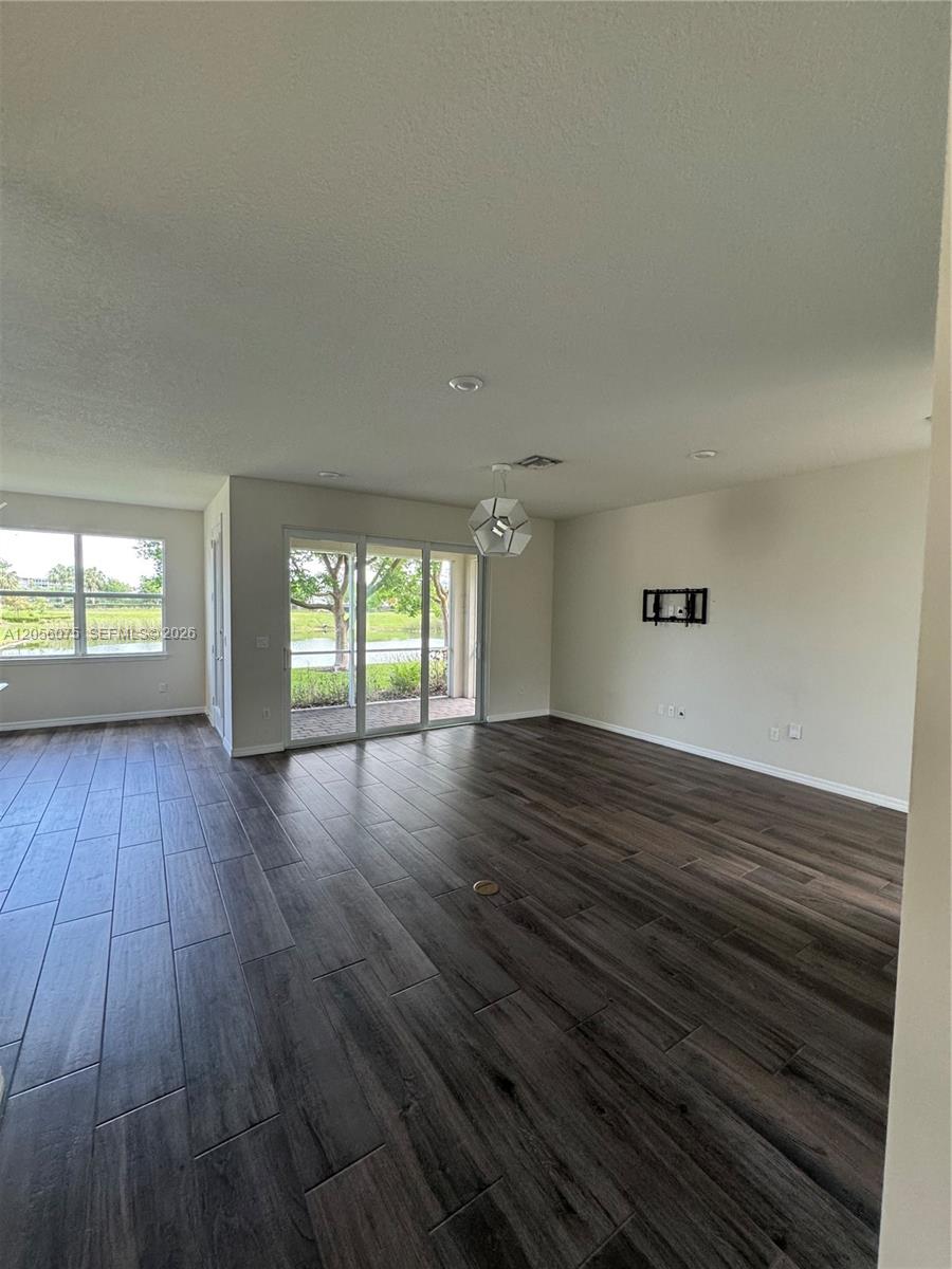 4729 3 / 3 2183 sq. ft. $ 2026-07-26 0 foto
