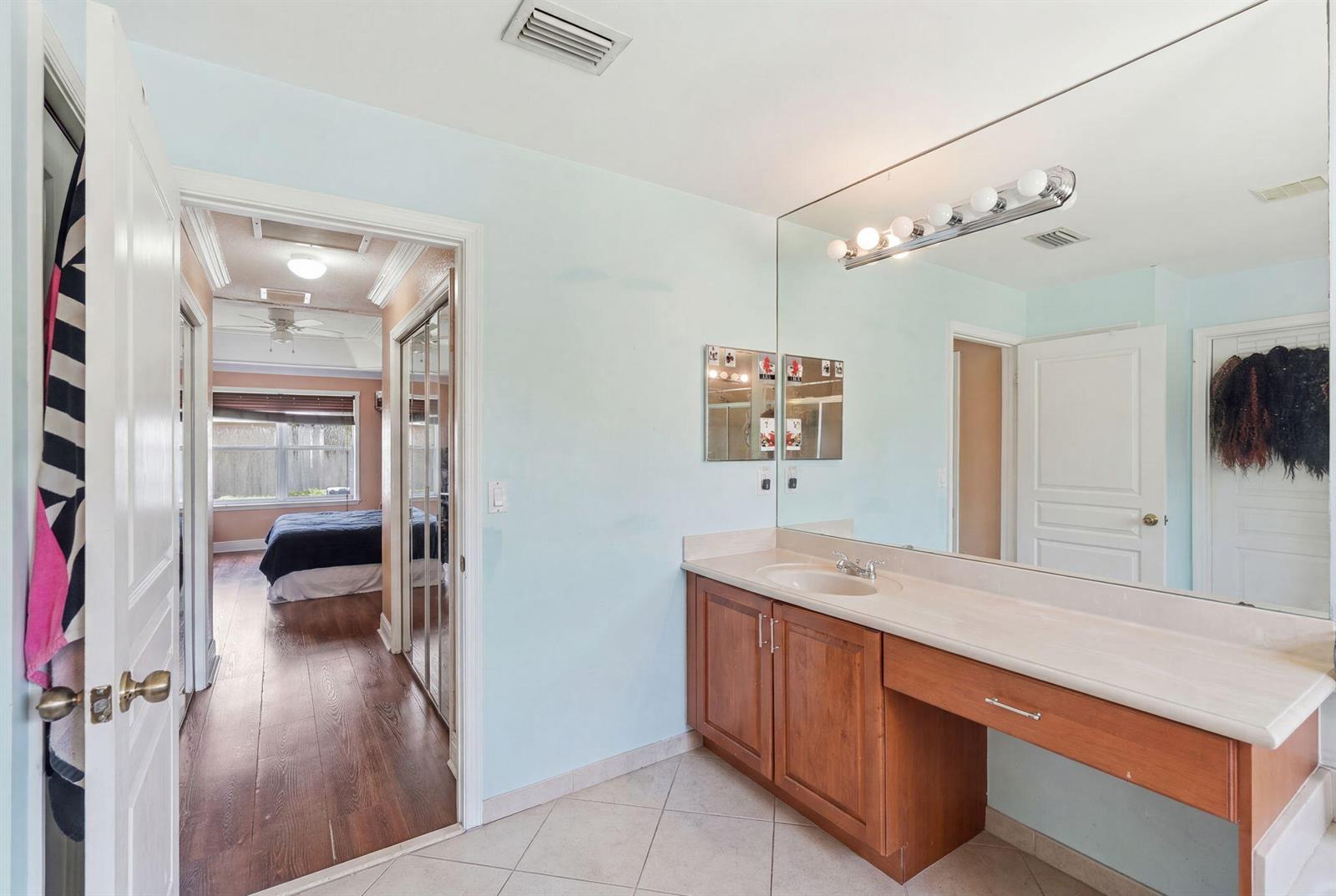 Ver detalles 11431 5 / 3 2677 sq. ft. $ 2026-07-19 0 foto