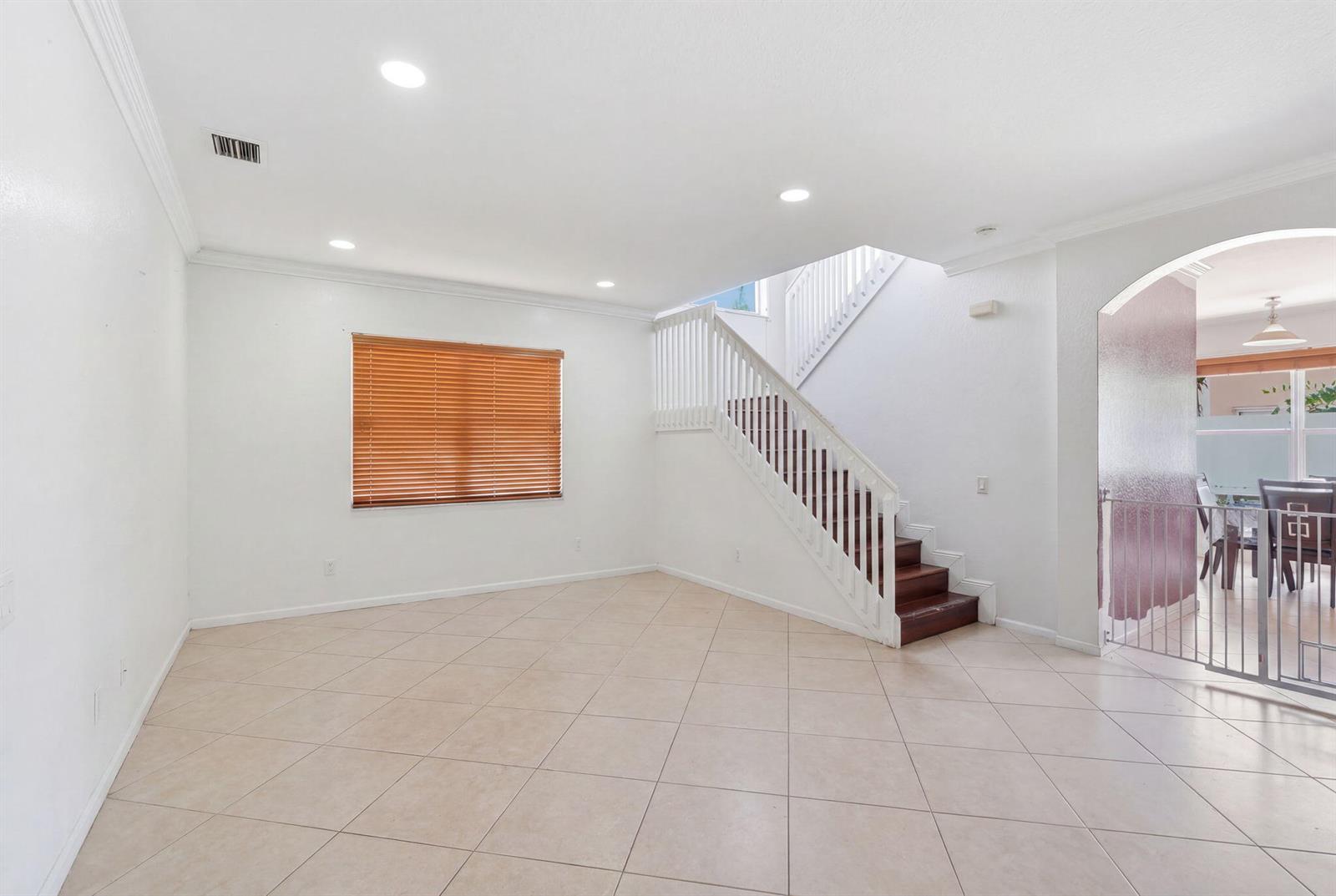 Ver detalles 11431 5 / 3 2677 sq. ft. $ 2026-07-19 0 foto