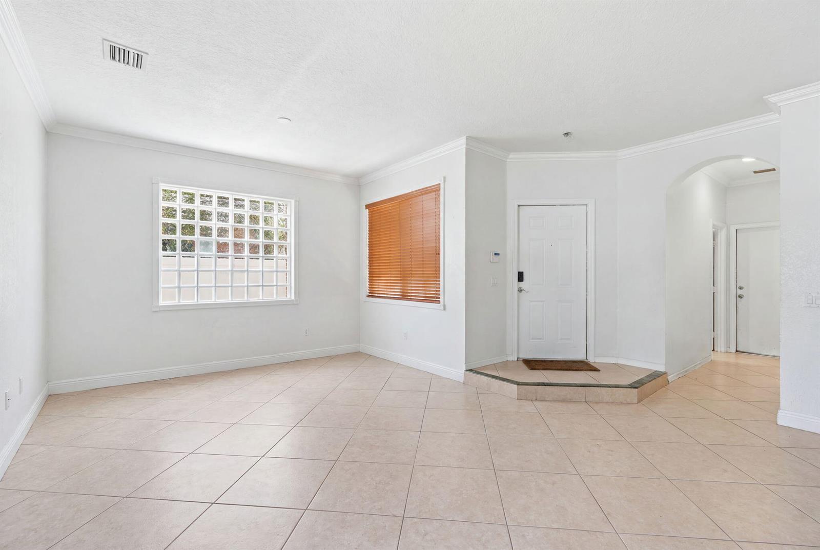 Ver detalles 11431 5 / 3 2677 sq. ft. $ 2026-07-19 0 foto