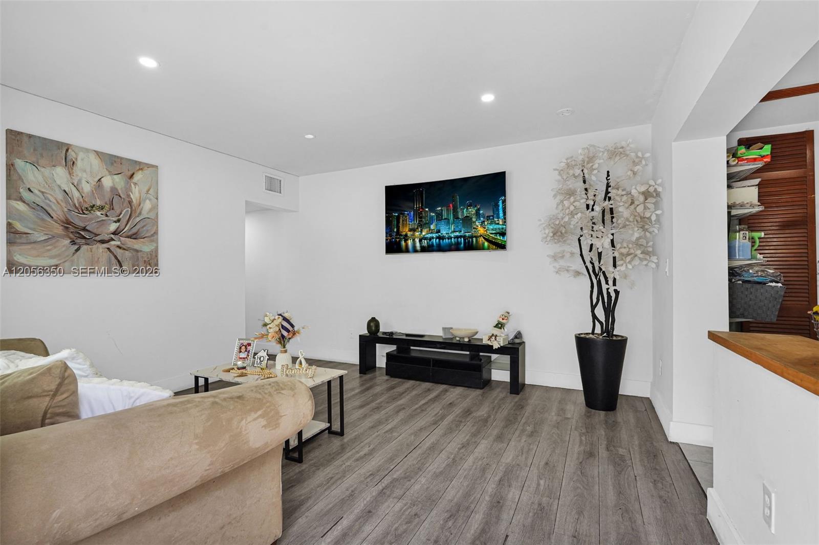   /  1120 sq. ft. $ 2026-07-20 0 foto