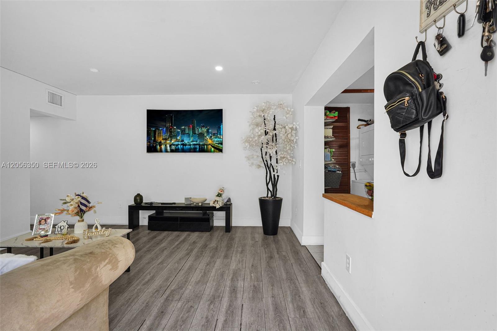   /  1120 sq. ft. $ 2026-07-20 0 foto