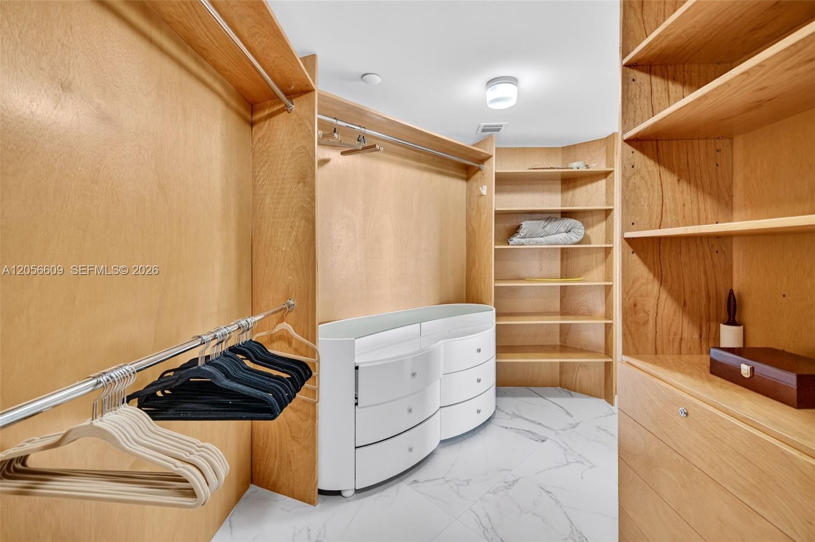 Ver detalles 1005 2 / 2 1690 sq. ft. $ 2026-07-20 0 foto