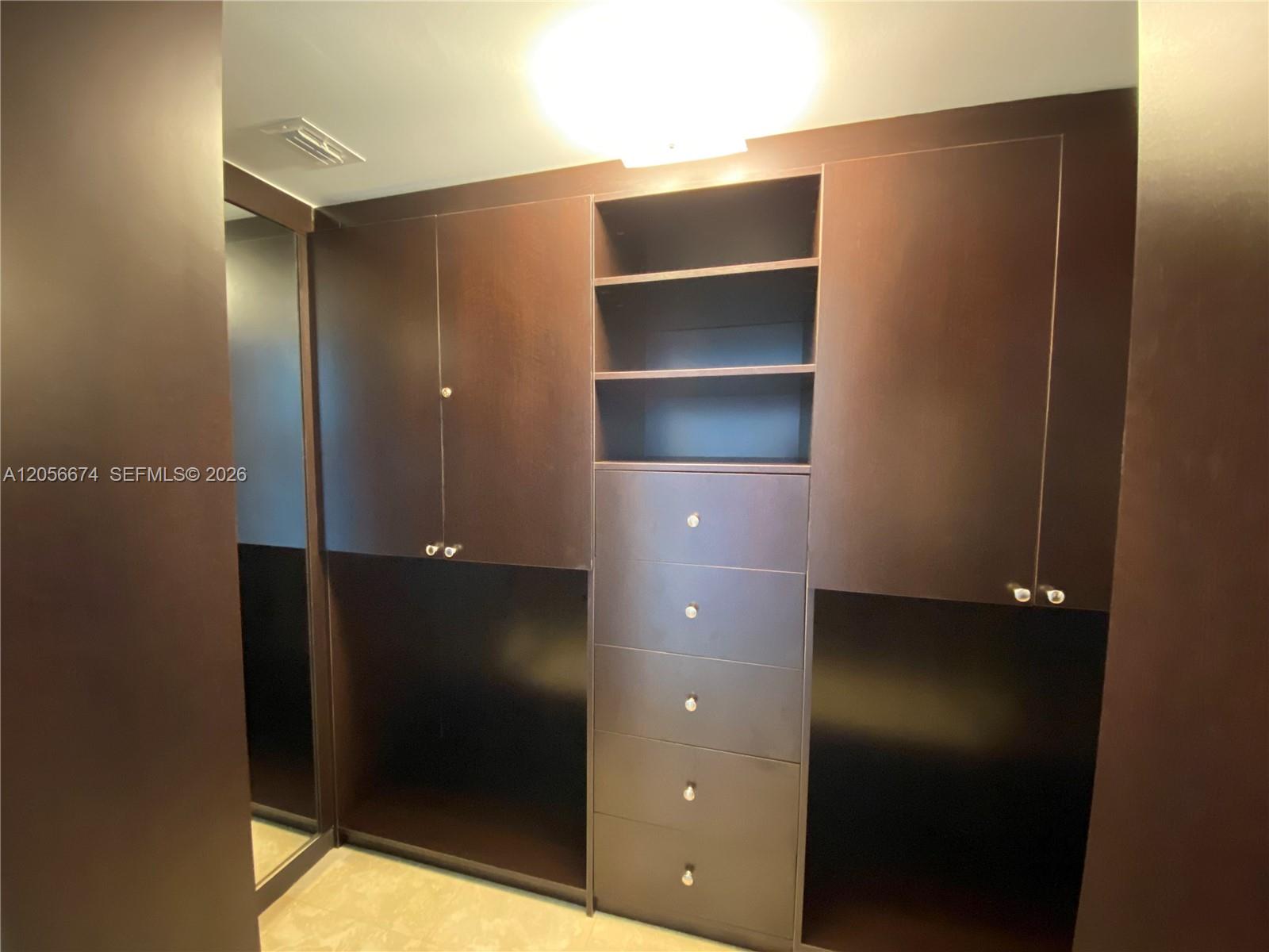 1210 1 / 2 1337 sq. ft. $ 2026-07-20 0 foto