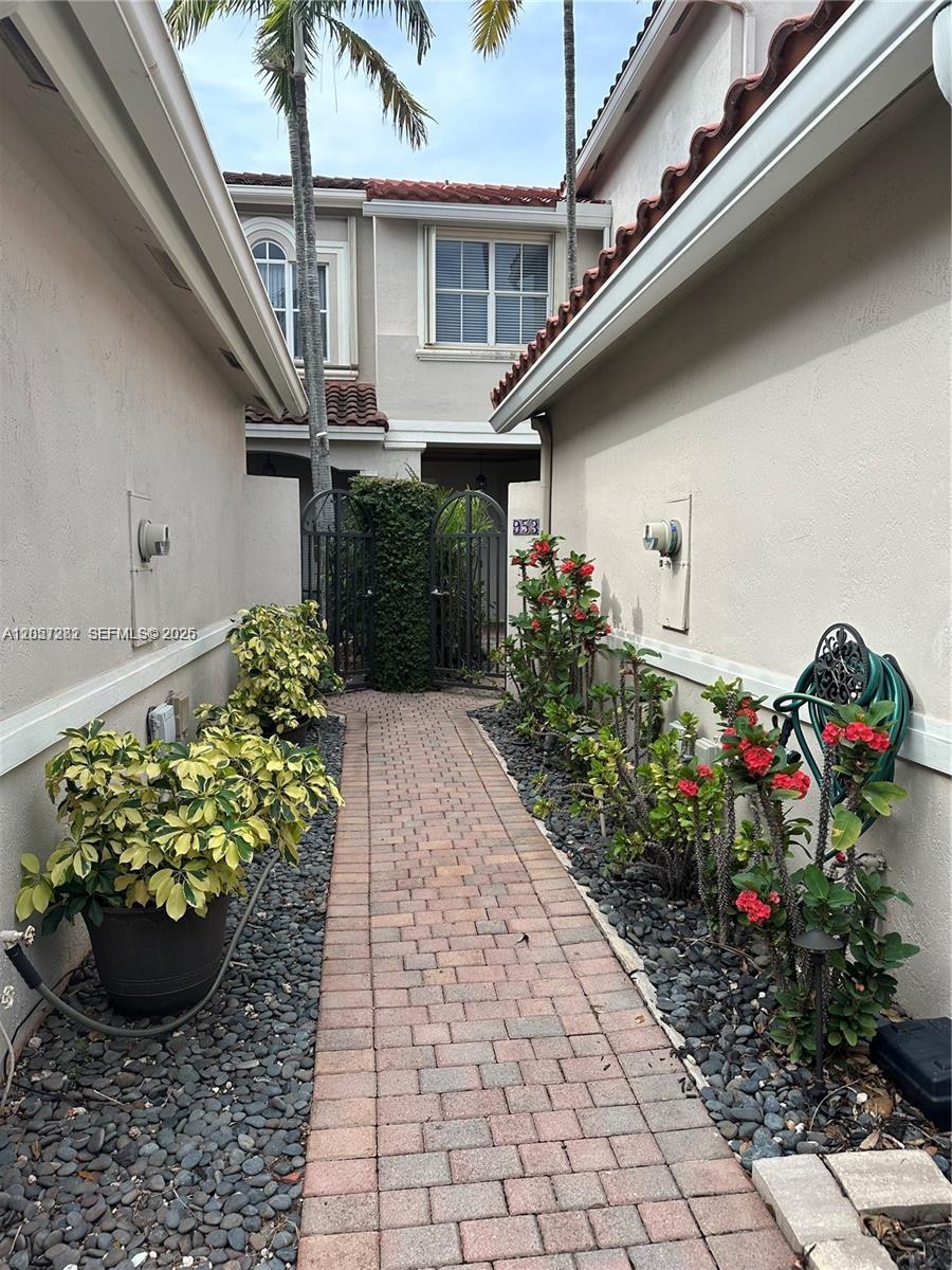 Photo of 957 Harbor Vw  (957), Hollywood, Florida, 33019 - 