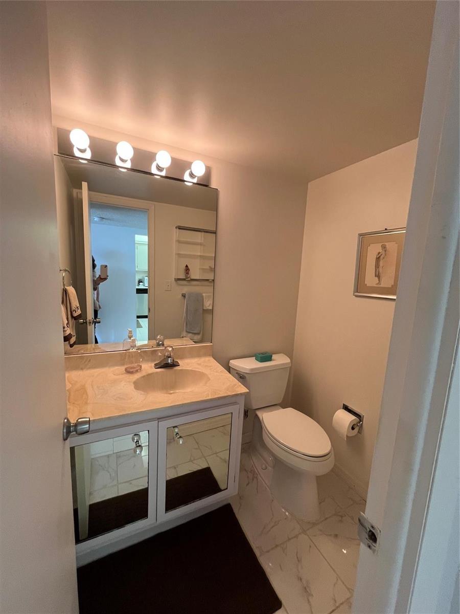 Photo of 1400 OCEAN #707, Hollywood, Florida, 33019 - Half bath