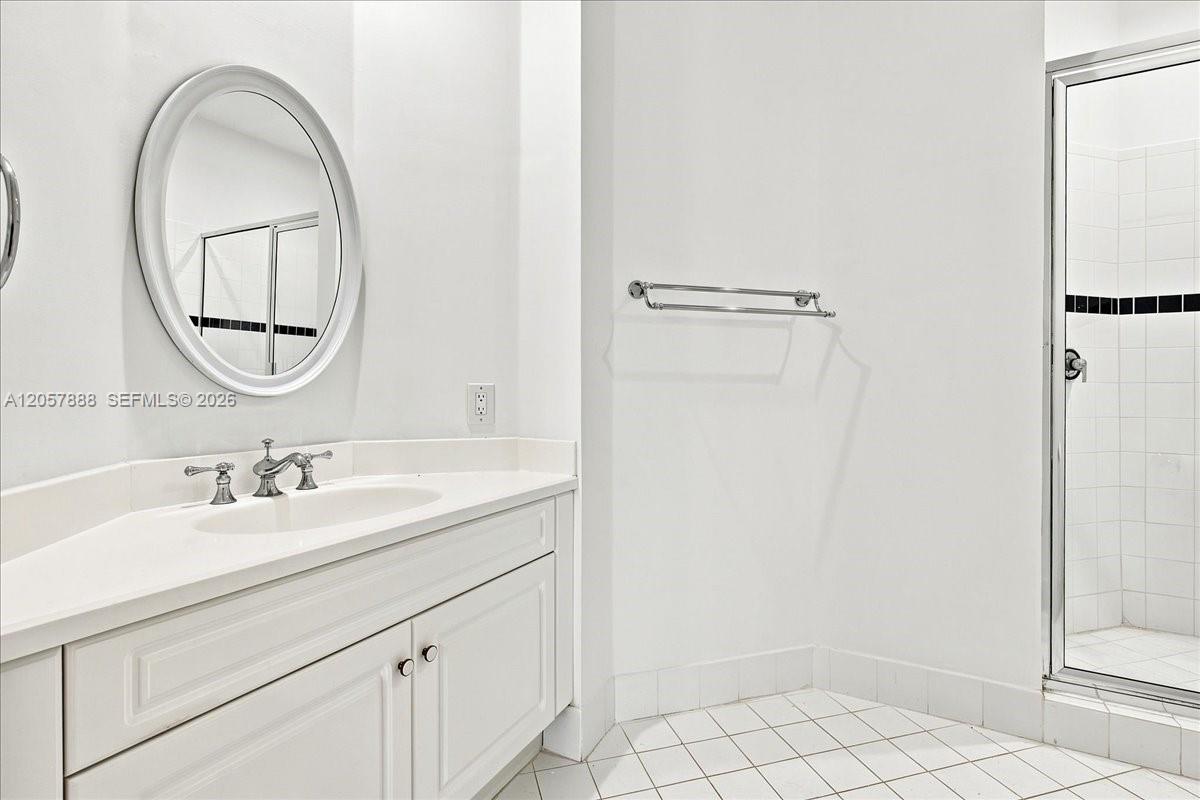 Photo of 996 Sanibel Dr (996), Hollywood, Florida, 33019 - OPEN, CLEAN AND SPACIOUS!