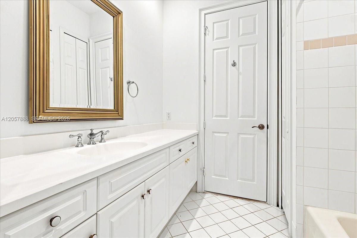 Photo of 996 Sanibel Dr (996), Hollywood, Florida, 33019 - OPEN AND SPACIOUS!