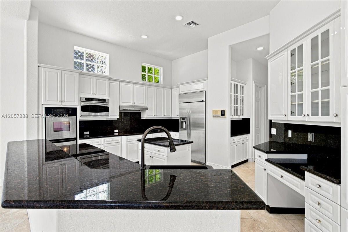 Photo of 996 Sanibel Dr (996), Hollywood, Florida, 33019 - FROM DINNER PARTIES TO FAMILY DINNERS, SERVE IT ALL FROM YOUR DREAM KITCHEN!