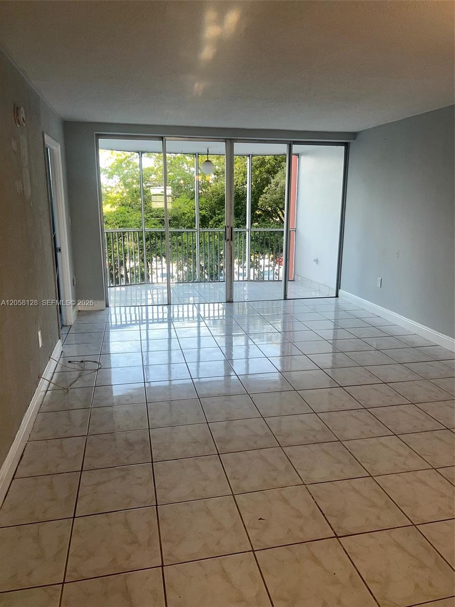 Ver detalles 410-2 2 / 2 1036 sq. ft. $ 2026-07-22 0 foto