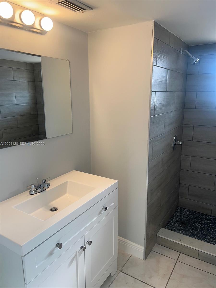 Ver detalles 410-2 2 / 2 1036 sq. ft. $ 2026-07-22 0 foto