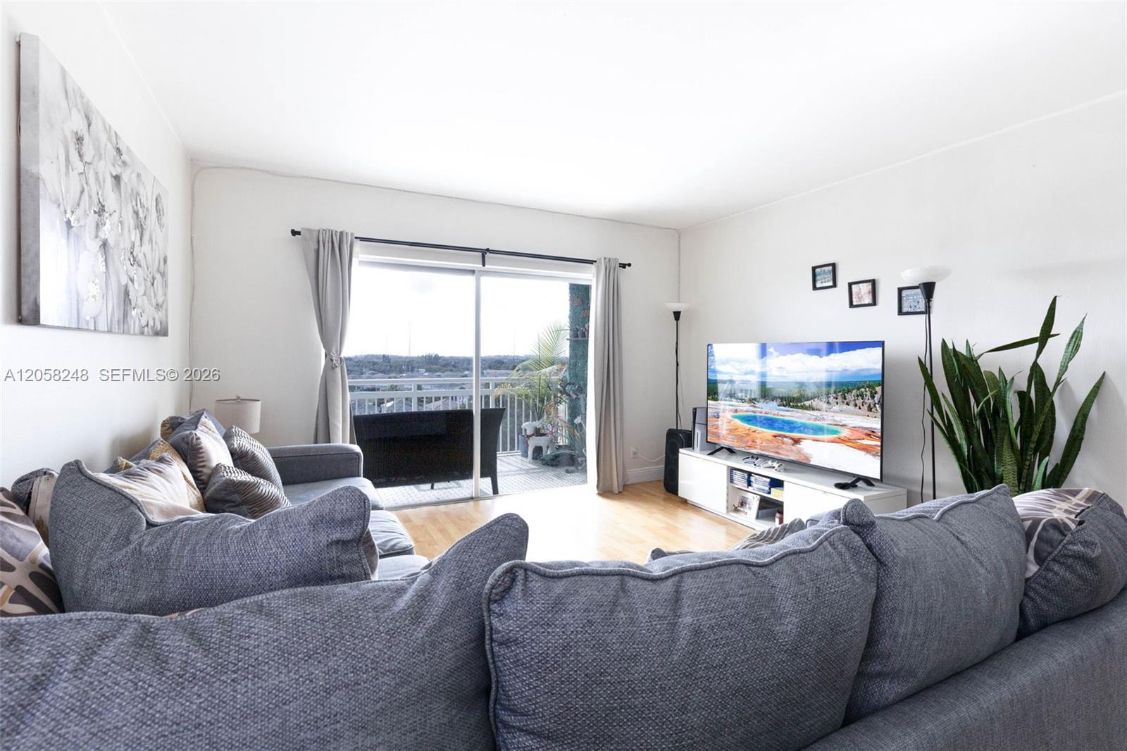 901B 2 / 2 1132 sq. ft. $ 2026-07-22 0 foto