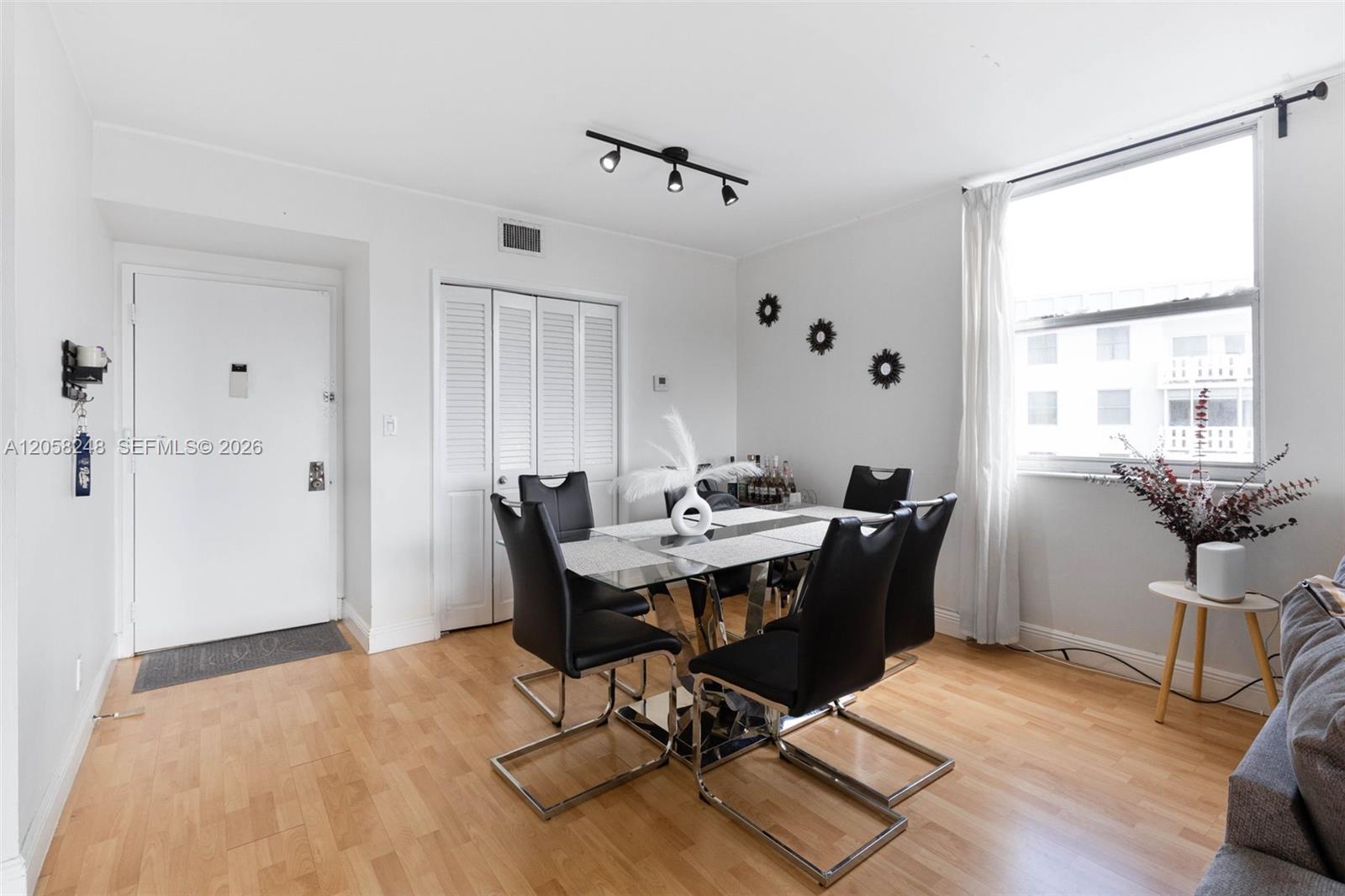 901B 2 / 2 1132 sq. ft. $ 2026-07-22 0 foto