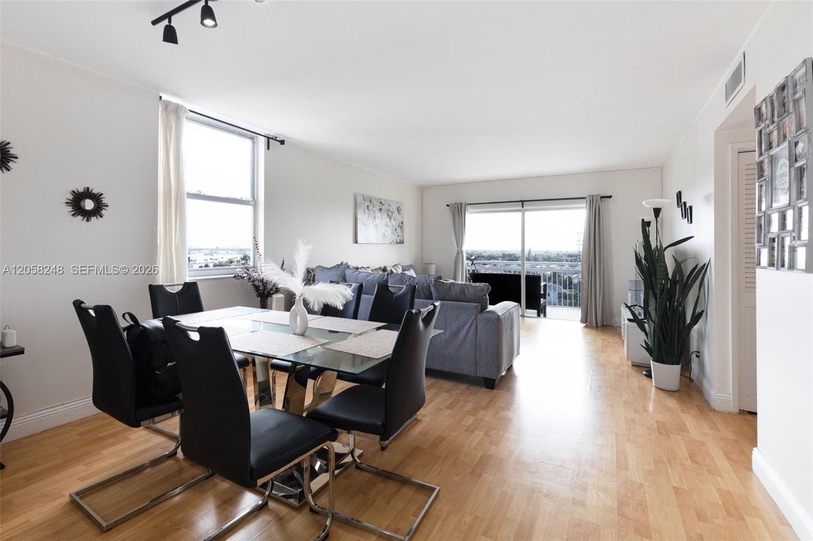 901B 2 / 2 1132 sq. ft. $ 2026-07-22 0 foto