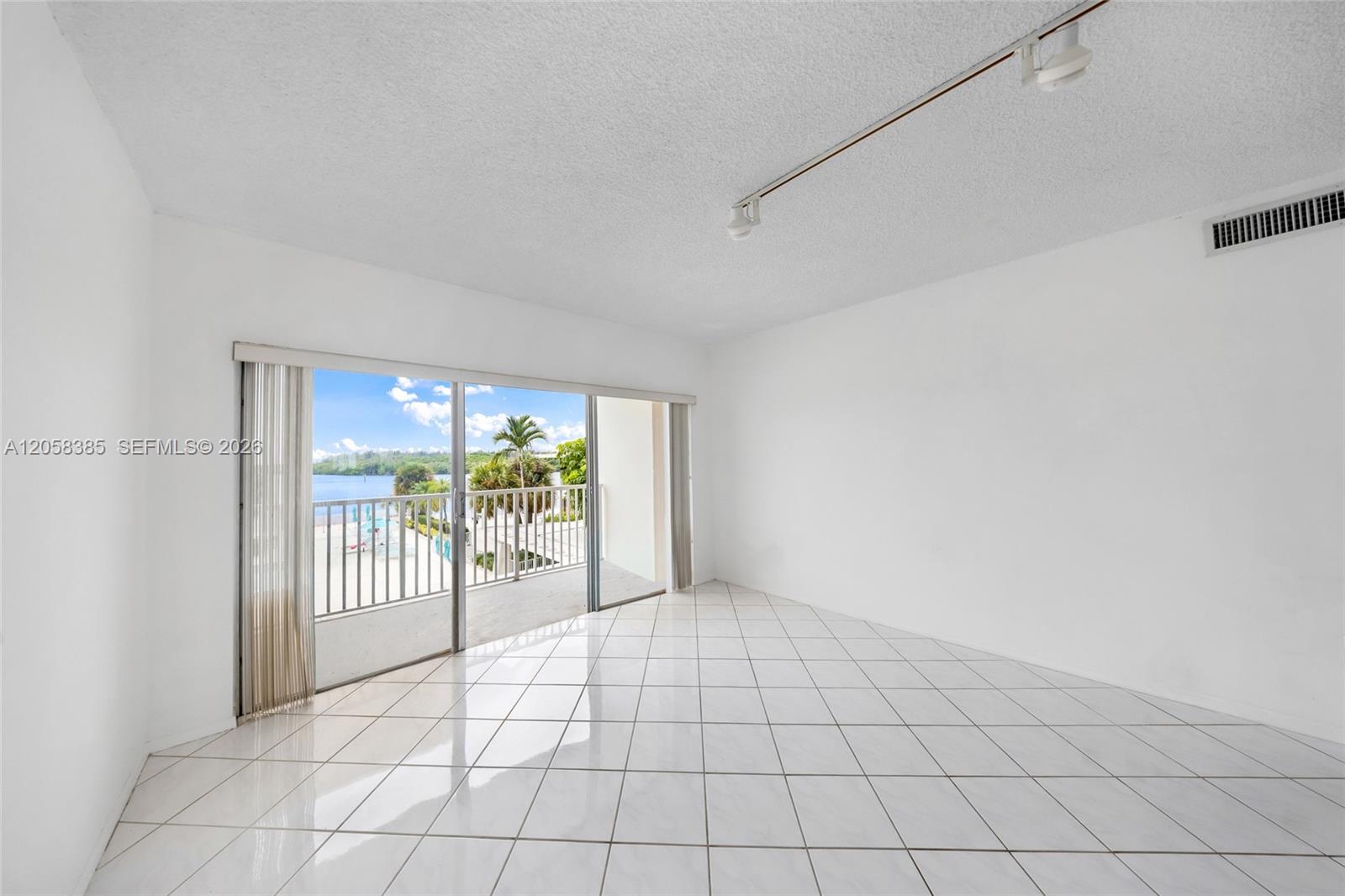 202 1 / 2 762 sq. ft. $ 2026-07-22 0 Photo