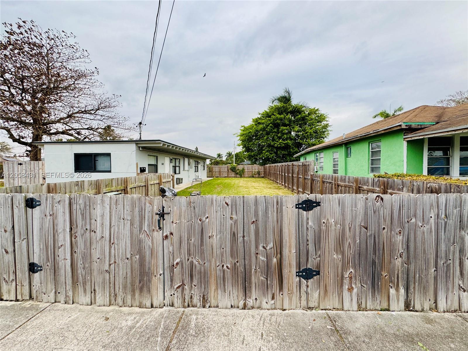  /  900 sq. ft. $ 2026-07-23 0 foto