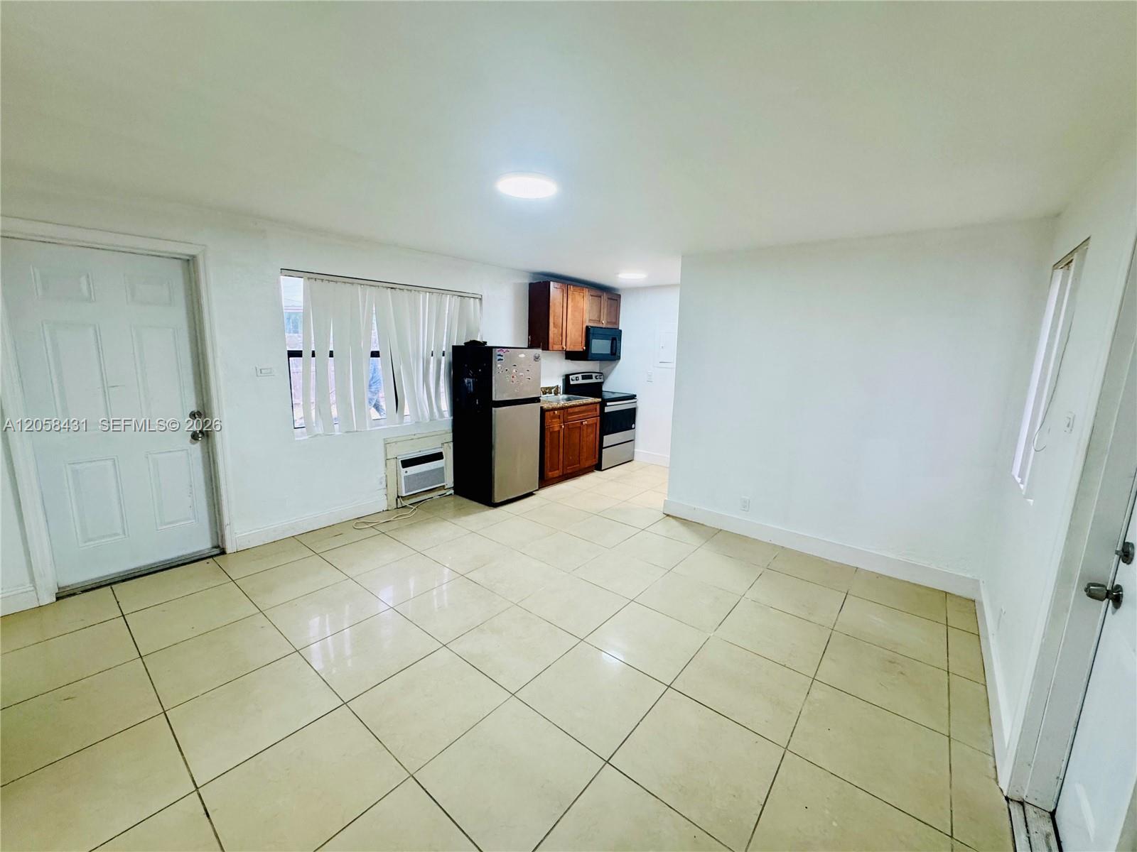  /  900 sq. ft. $ 2026-07-23 0 foto