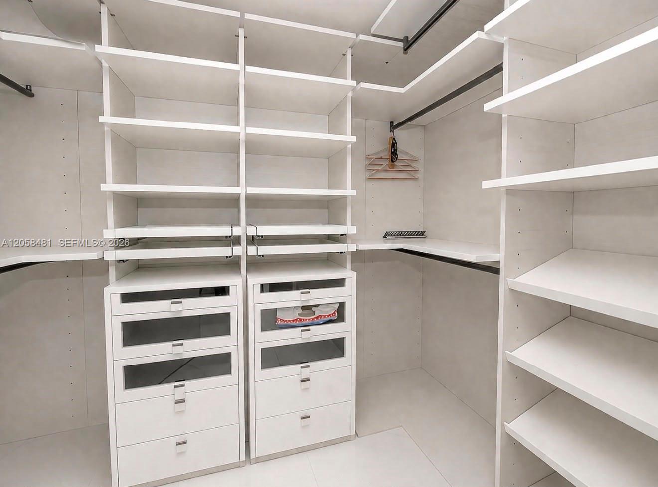 See details 4-802 3 / 4 1892 sq. ft. $ 2026-07-23 0 Photo