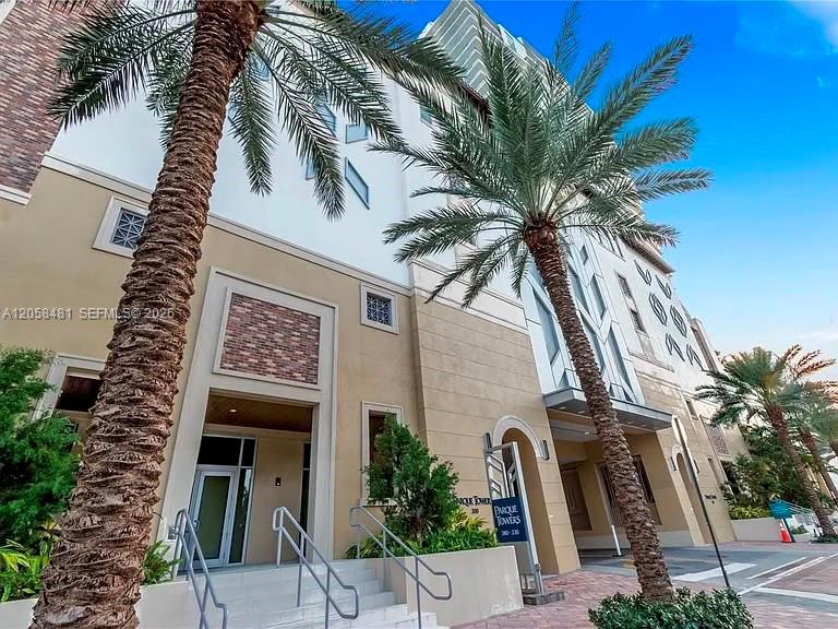 See details 4-802 3 / 4 1892 sq. ft. $ 2026-07-23 0 Photo