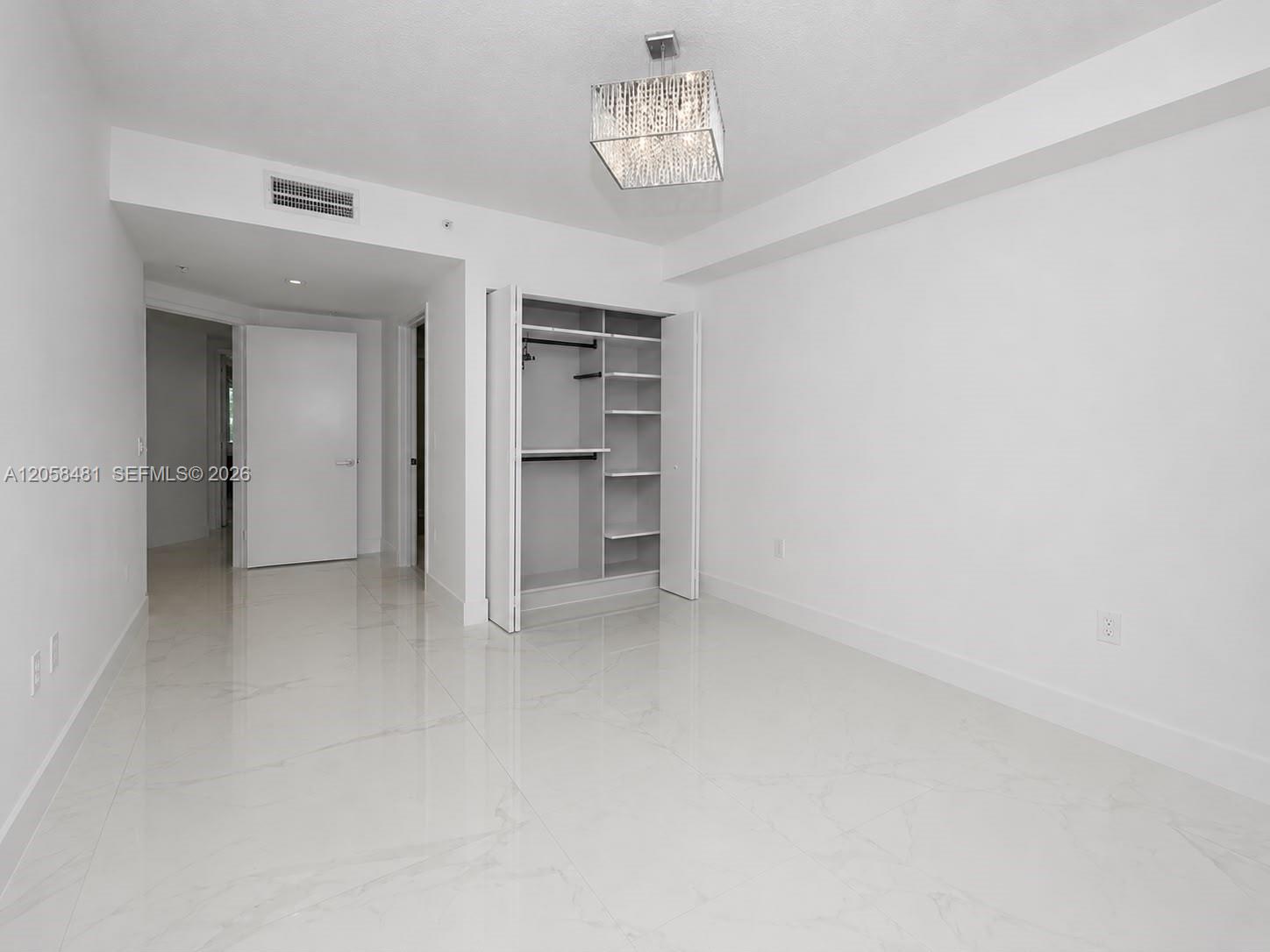 See details 4-802 3 / 4 1892 sq. ft. $ 2026-07-23 0 Photo