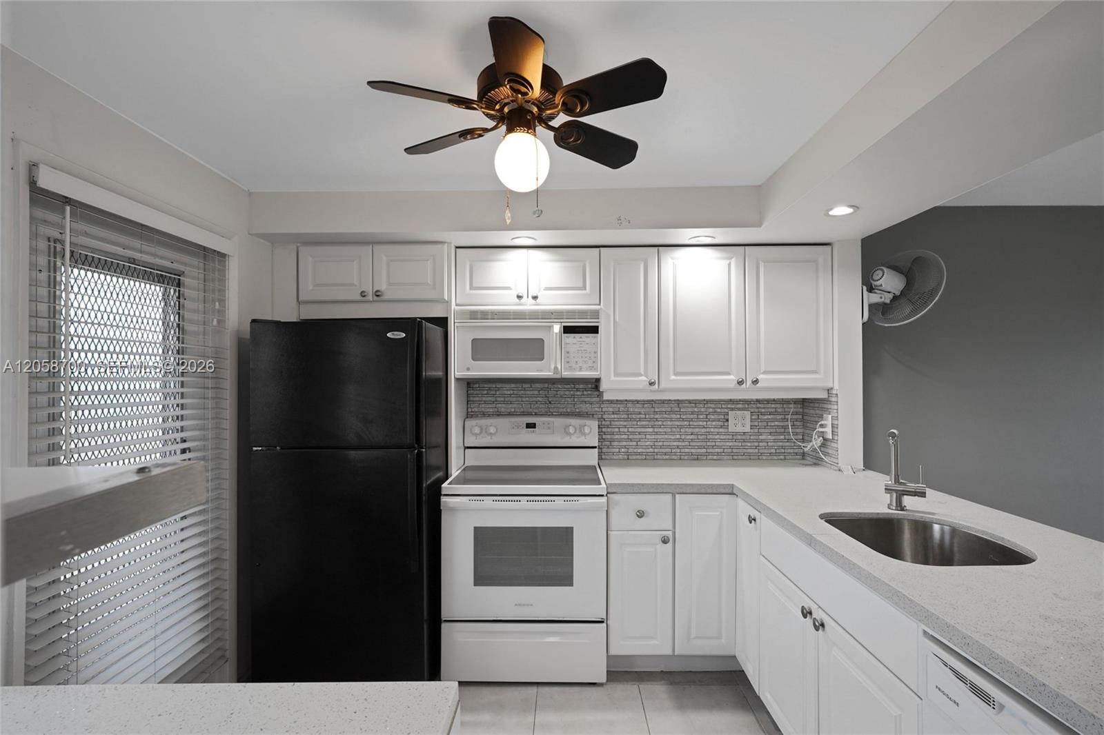 402 2 / 2 992 sq. ft. $ 2026-07-23 0 foto