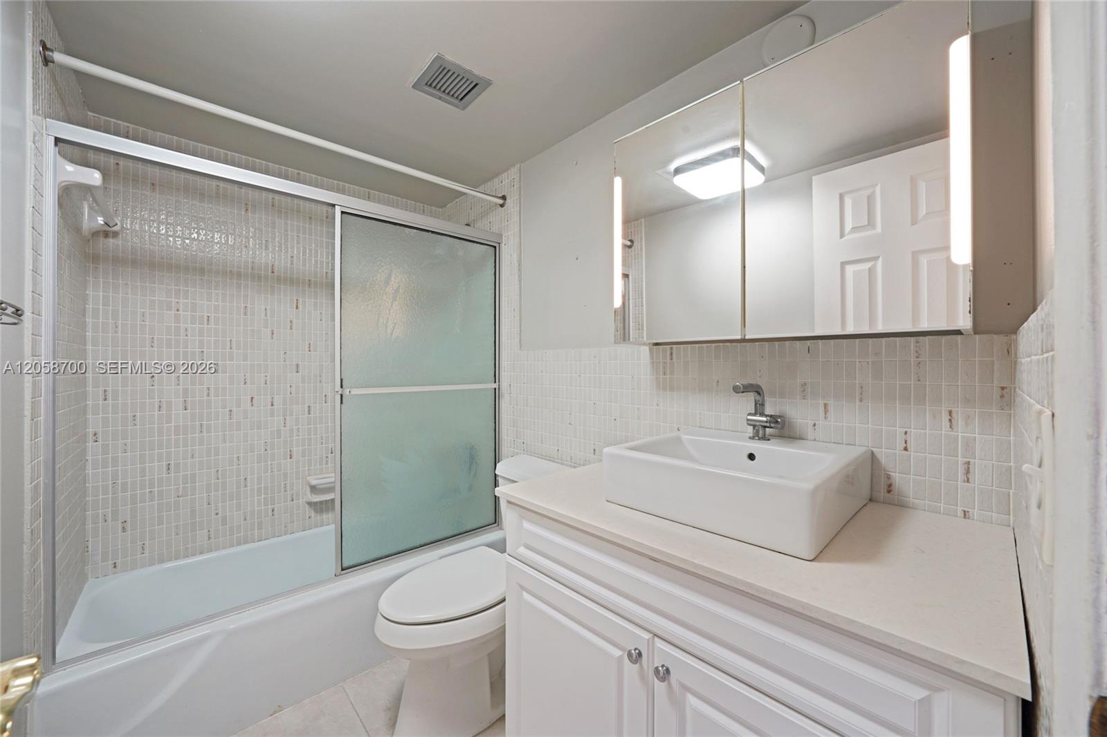 402 2 / 2 992 sq. ft. $ 2026-07-23 0 foto