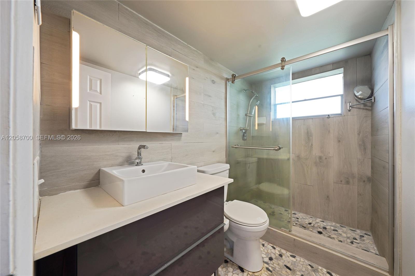 402 2 / 2 992 sq. ft. $ 2026-07-23 0 foto