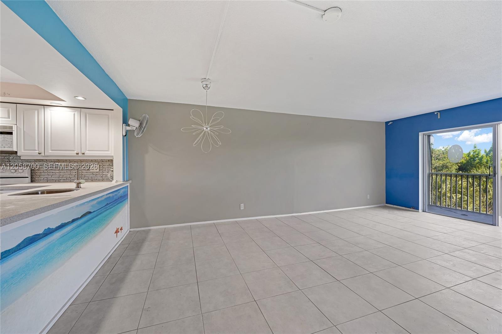 402 2 / 2 992 sq. ft. $ 2026-07-23 0 foto