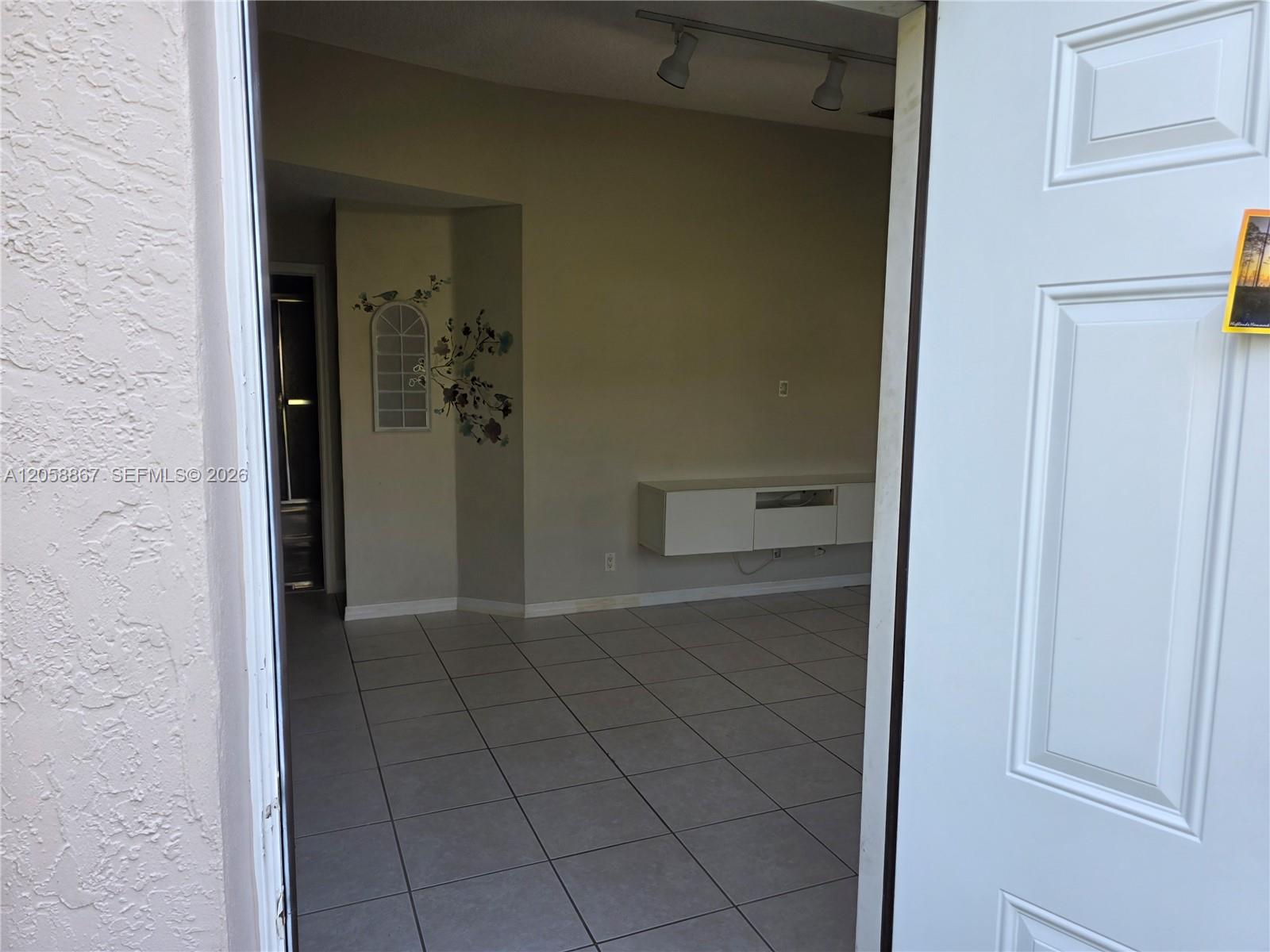 See details 11273 3 / 2 1136 sq. ft. $ 2026-07-23 0 Photo