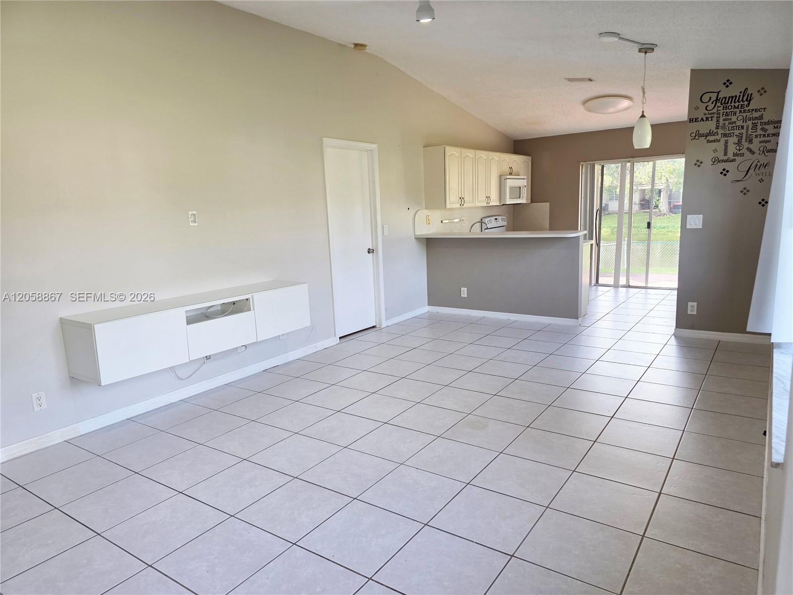 See details 11273 3 / 2 1136 sq. ft. $ 2026-07-23 0 Photo